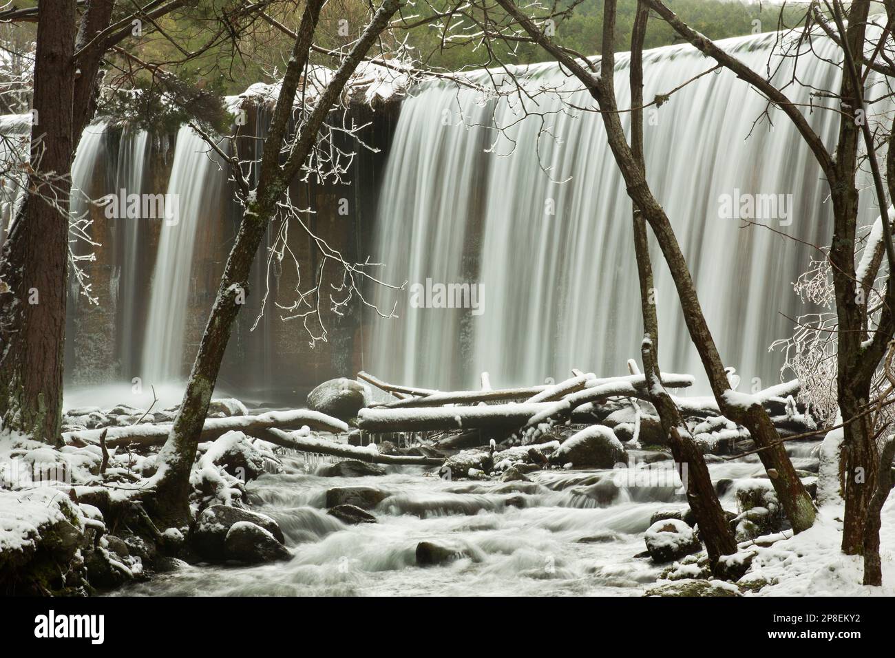 Cascade d'hiver dans la forêt près de Rascafria, Madrid, Espagne Banque D'Images