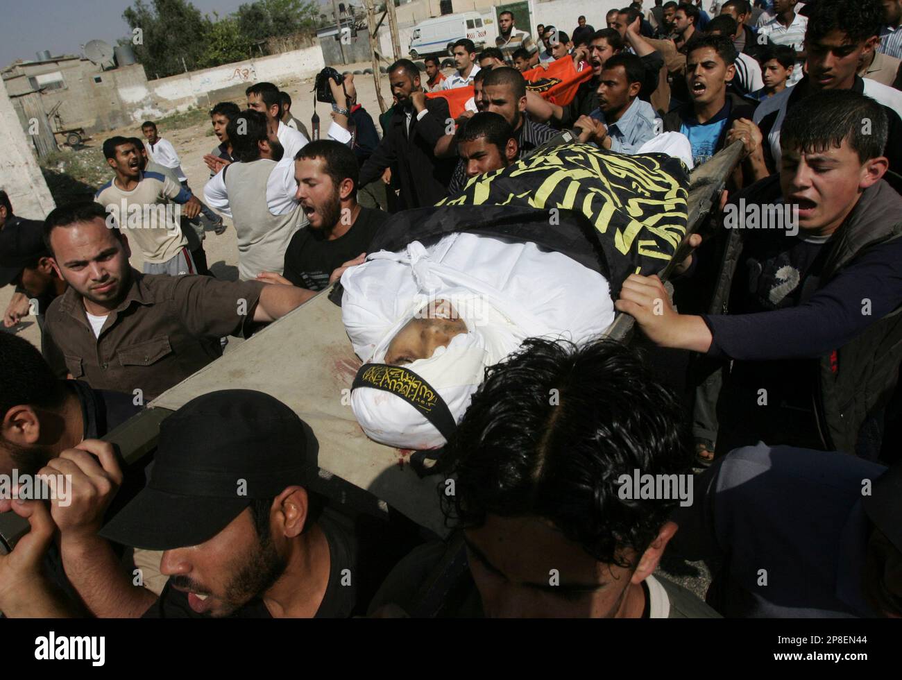 Palestinians carry the bodies of Islamic Jihad militants during a funeral in Rafah, southern Gaza Strip, Friday, May 22, 2009. Israeli troops crossed into Gaza and killed two Palestinian militants who were planting a bomb along the border fence before dawn Friday, the Israeli military said. (AP Photo/Eyad Baba) Banque D'Images