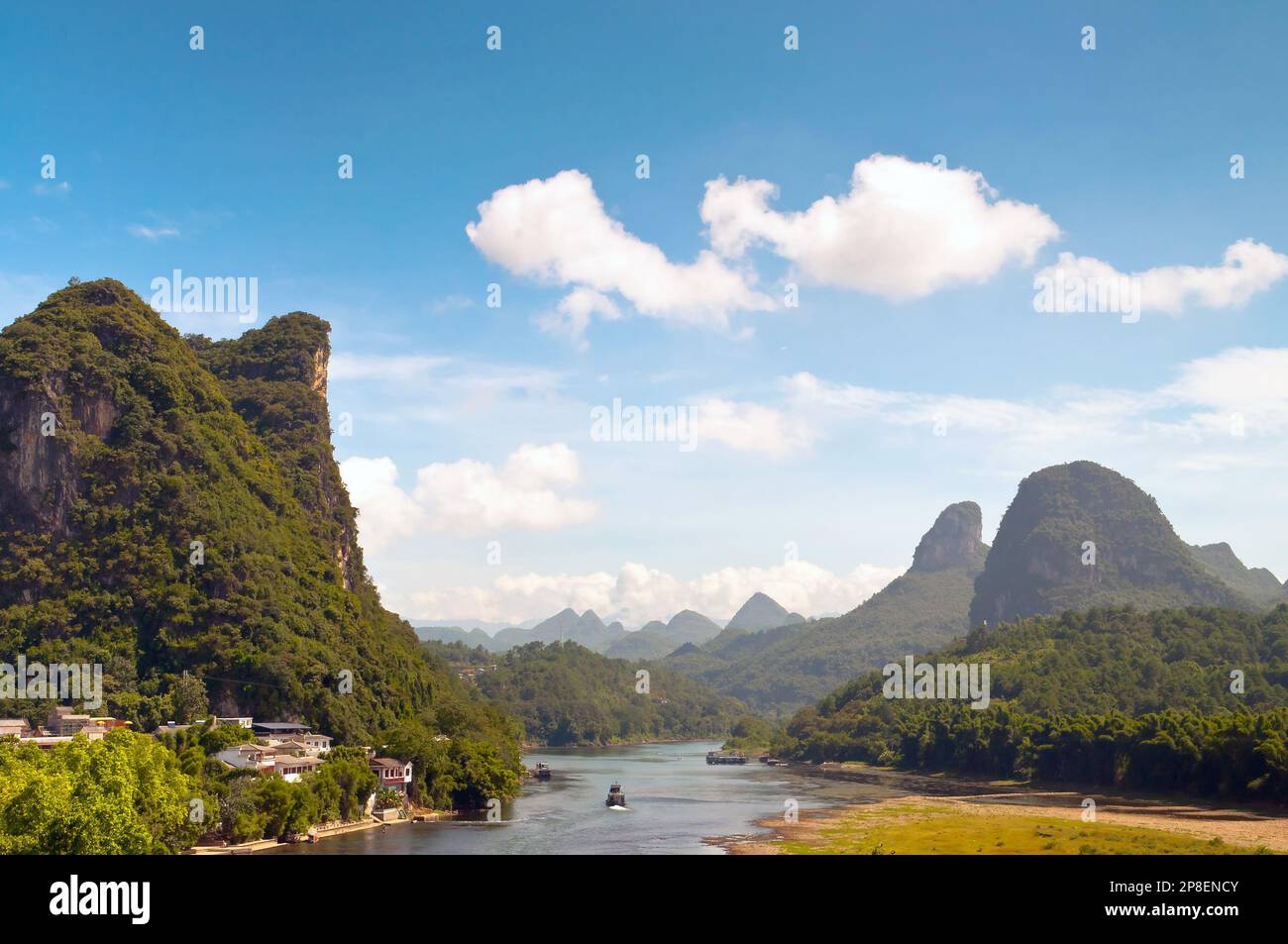 Formations rocheuses karstiques le long de la rivière Li, Yangshou près de Guilin, Guangxi Zhuang, Chine Banque D'Images