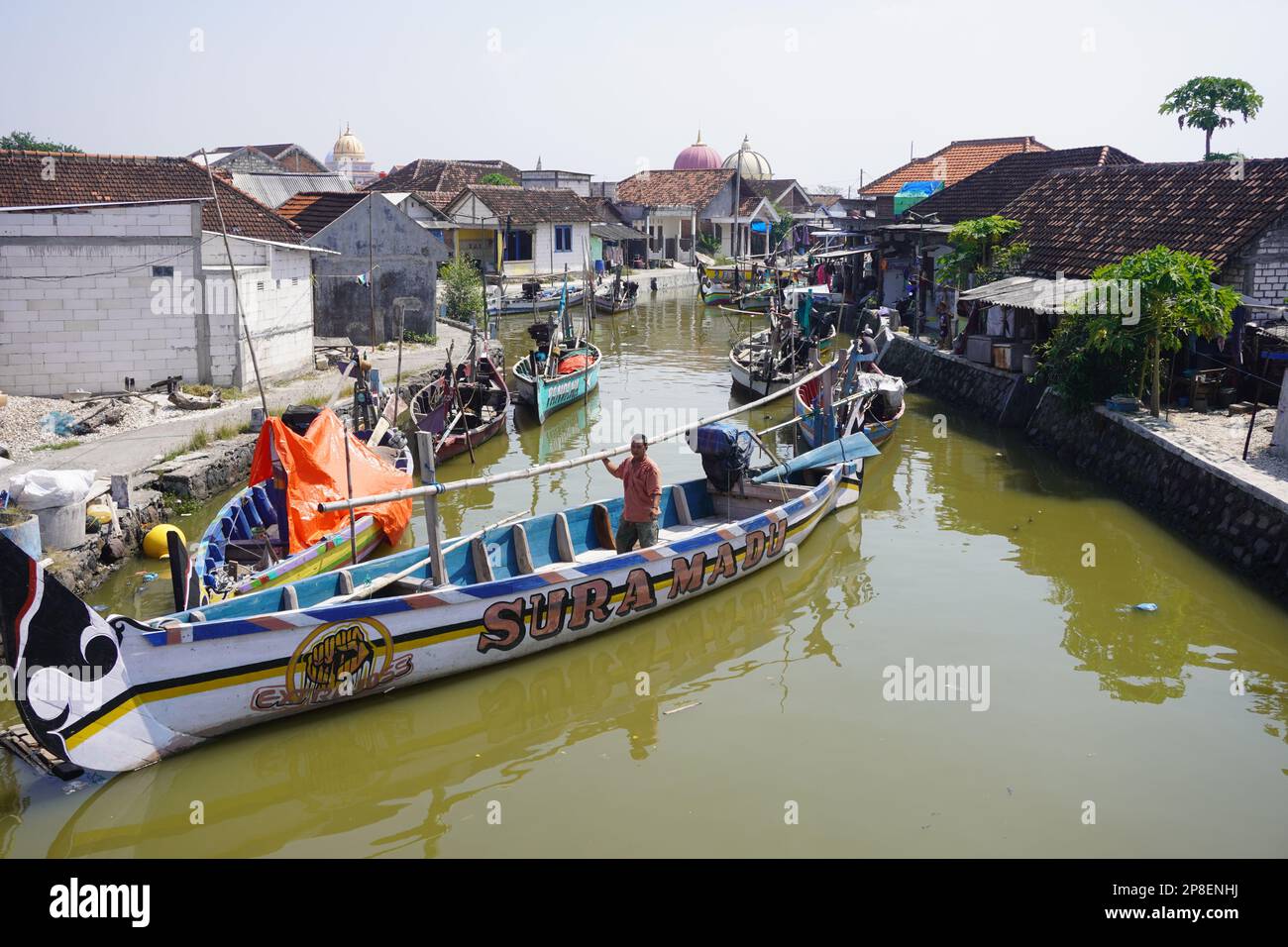 pêcheur sur un bateau traditionnel en bois prêt à faire la voile pour pêcher par une journée ensoleillée Banque D'Images