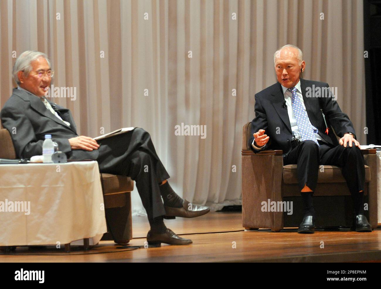 Singaporean Minister Mentor Lee Kwan Yew, right, talks with Japan Foundation President Kazuo Ogoura during a dialogue at the 15th International Conference on "The Future of Asia" in Tokyo Friday, May 22, 2009. (AP Photo/Katsumi Kasahara) Banque D'Images