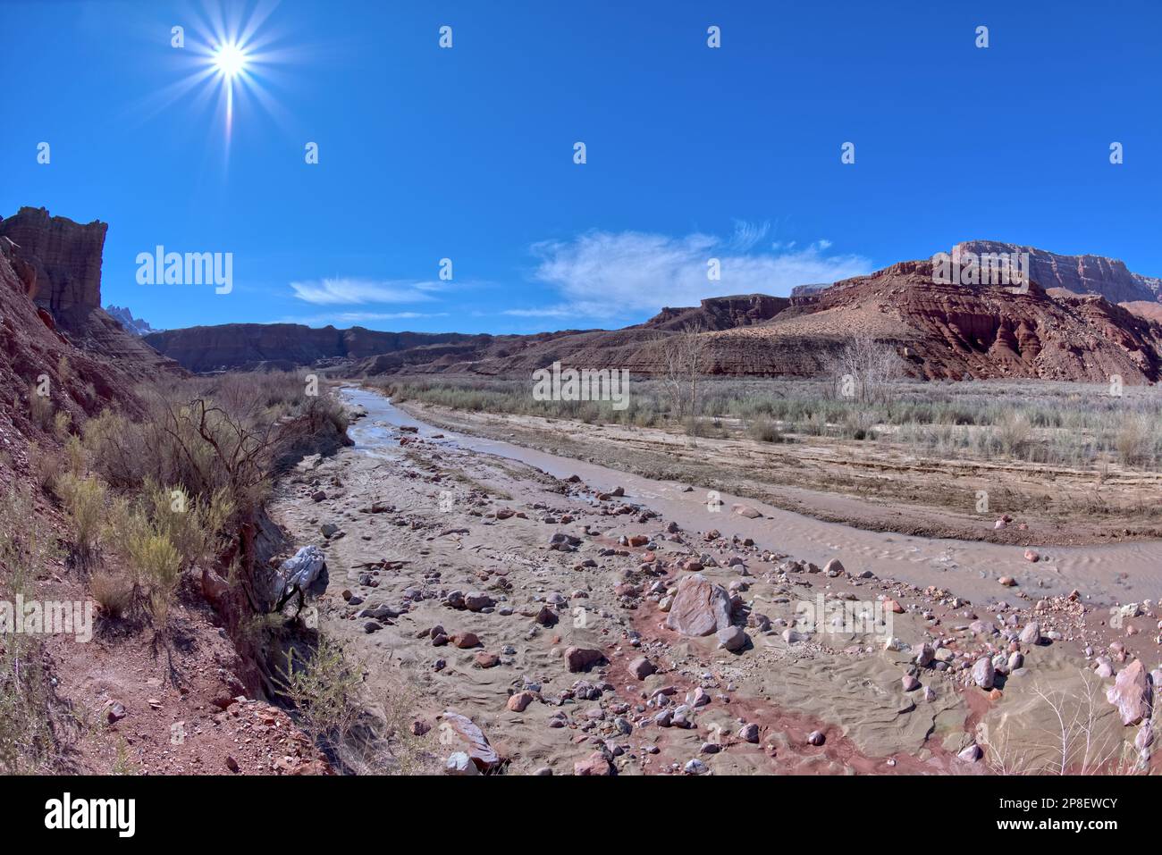 Sunburst survolez la rivière Paria à l'aire de loisirs nationale de Glen Canyon, Arizona, États-Unis Banque D'Images