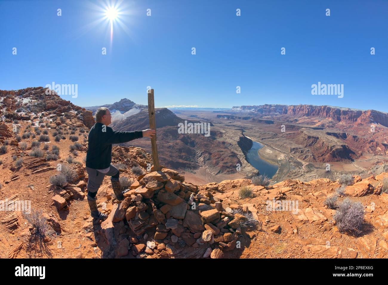 Randonneur se tenant au bout du Spencer Trail surplombant Lee's Ferry le long du fleuve Colorado, dans la zone de loisirs Glen Canyon de Marble Canyon, Arizona, États-Unis Banque D'Images