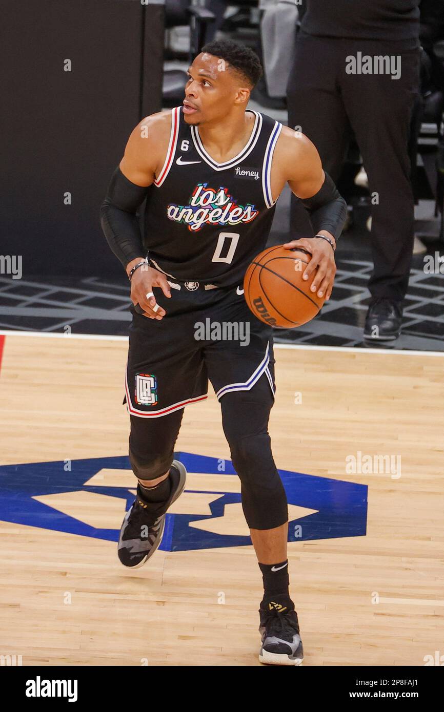 Les Clippers de Los Angeles protègent les dribbles de Russell Westbrook  contre les Raptors de Toronto lors d'un match de basket-ball de la NBA au  Crypto.com Arena à Los Angeles Tuesday, 8