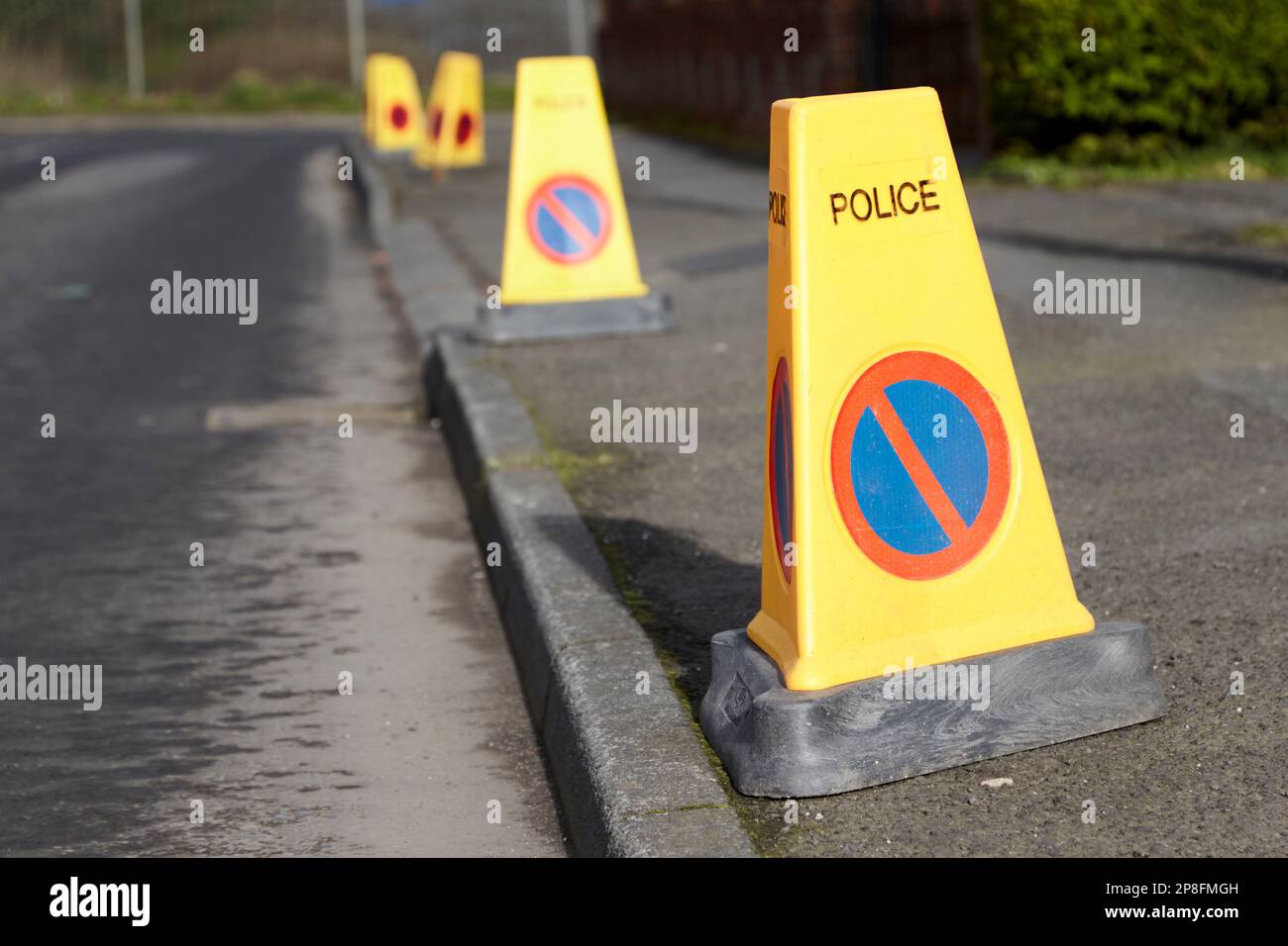 Des cônes de police sur le trottoir pour empêcher les personnes de se garer lors de la prise en charge des enfants de l'école Belfast Northern Ireland UK Banque D'Images