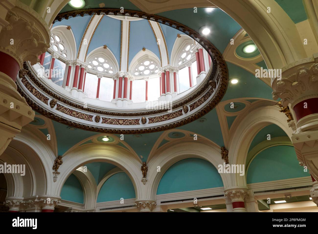 Intérieur de 2 avenue royale ancienne banque et supermarché aujourd'hui espace artistique Belfast Irlande du Nord Royaume-Uni Banque D'Images