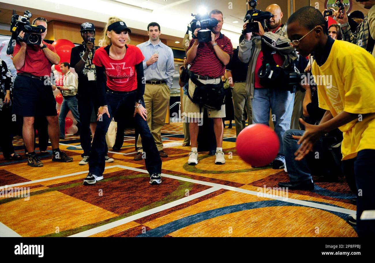 Anna Kournikova plays Four Square with Eliyah Colson, 10, and seven other kids from the Bellwood Boys and Girls Club at the Boys & Girls Clubs Annual National Conference at the Hyatt Regency Hotel in Atlanta on Wednesday, May 13, 2009. Kournikova was there to promote physical fitness with kids and the Cartoon Network's Get Animated Program. (AP Photo/The Atlanta Journal & Constitution, Elissa Eubanks) ** MARIETTA DAILY OUT; GWINNETT DAILY POST OUT ** /Atlanta Journal-Constitution via AP) Banque D'Images