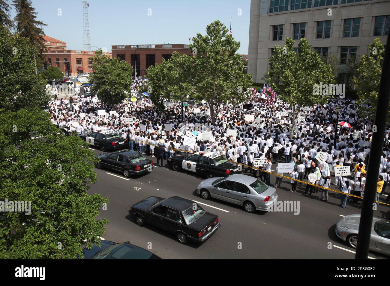 Thousands of members of the Hmong community spilled in to the street as they demonstrated in support of former Laotian General Vang Pao, at the federal courthouse in Sacramento, Calif., Monday, May 11, 2009. U.S. District Judge Frank C. Damrell Jr. rejected the the request to drop charges against Pao and the 10 other Vietnam War Veterans who are accused of trying to overthrow the government of Laos. (AP Photo/Rich Pedroncelli) Banque D'Images