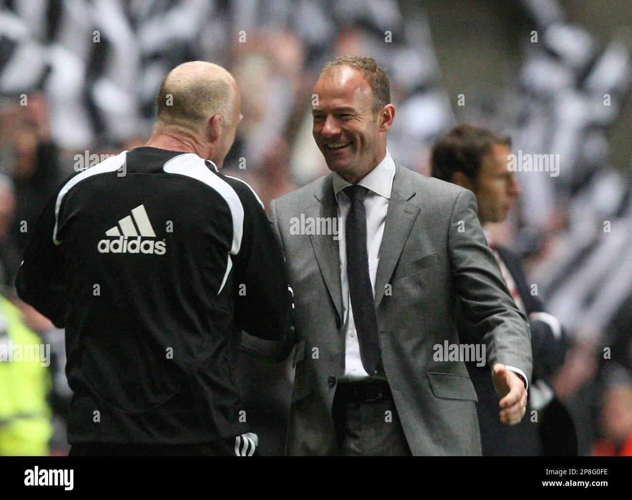 Newcastle United's manager Alan Shearer, right, celebrates with Assistant manager Iain Dowie, left, after defeating Middlesbrough at the end of their English Premier League soccer match at St James' Park, Newcastle, England, Monday, May 11, 2009. (AP Photo/Scott Heppell) ** NO INTERNET/MOBILE USAGE WITHOUT FOOTBALL ASSOCIATION PREMIER LEAGUE(FAPL)LICENCE. CALL +44 (0) 20 7864 9121 or EMAIL info@football-dataco.com FOR DETAILS ** Banque D'Images