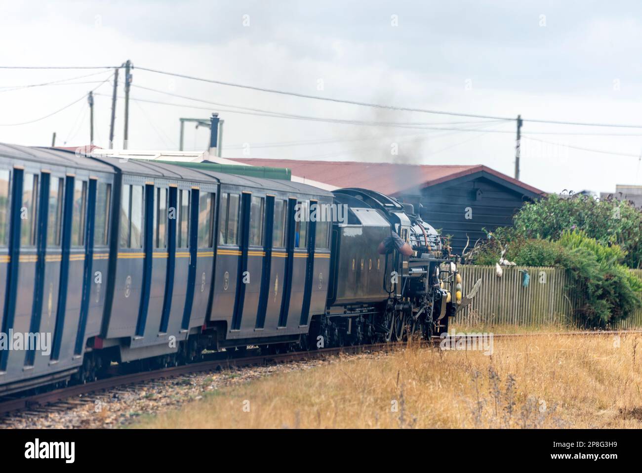 Le train à vapeur miniature Romney, Hythe & Dymchurch (RH&DR) longe le chemin de fer léger de 15 pouces de Romney Marsh, de Hythe à Dungeness, Banque D'Images