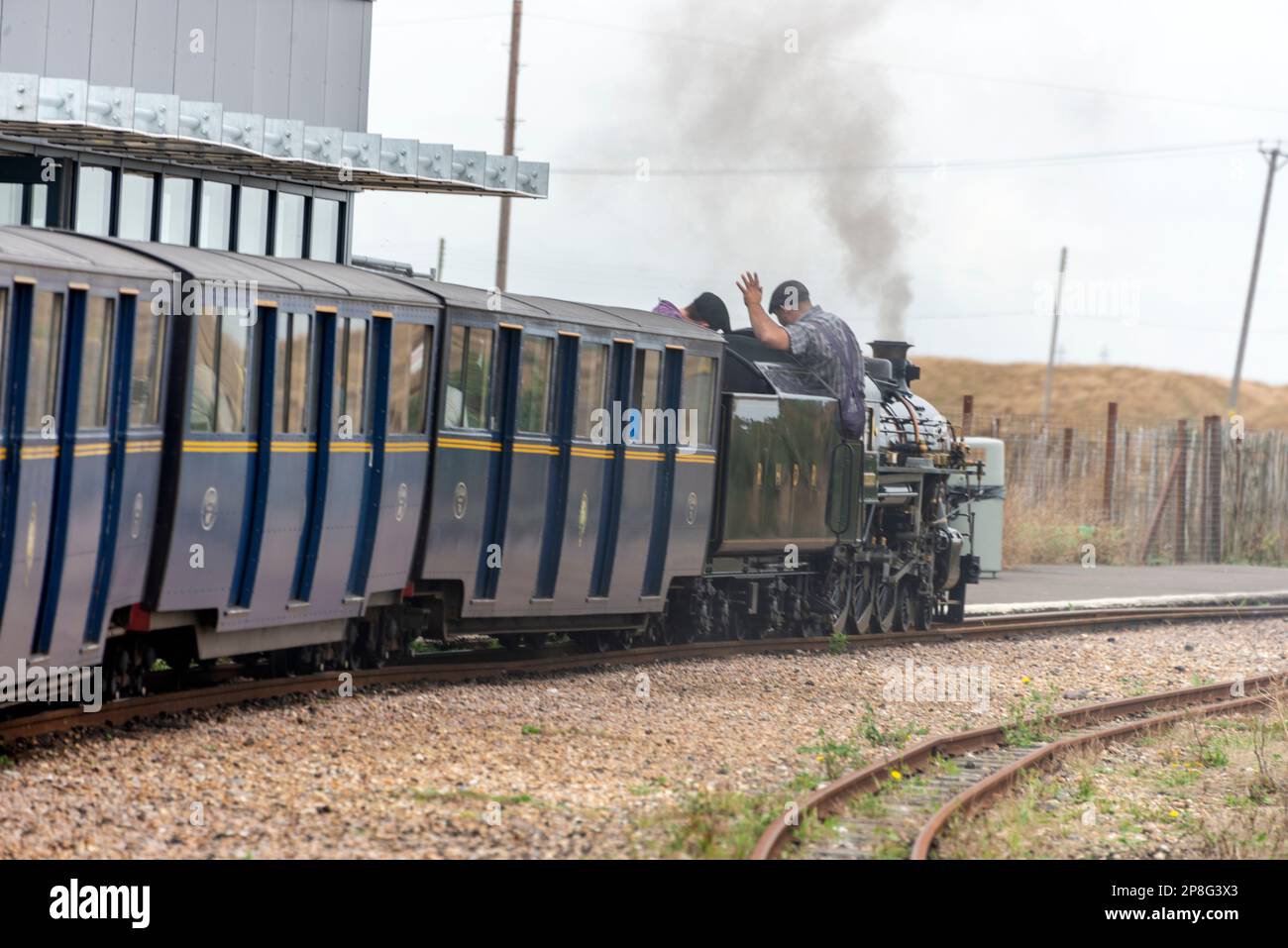 Le train à vapeur miniature Romney, Hythe & Dymchurch (RH&DR) longe le chemin de fer léger de 15 pouces de Romney Marsh, de Hythe à Dungeness, Banque D'Images
