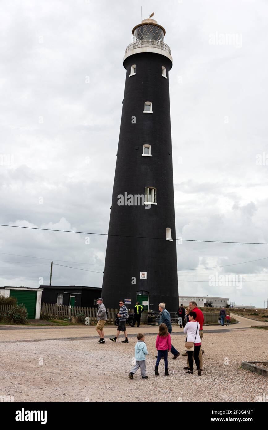 Le grand phare indépendant désaffecté, Old Lighthouse dans une réserve naturelle nationale à Dungeness Beach dans le Kent, en Grande-Bretagne Banque D'Images
