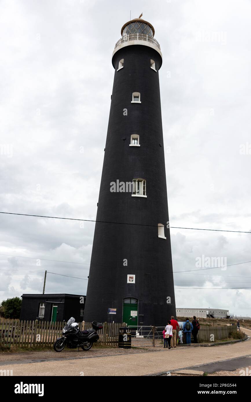 Le grand phare indépendant désaffecté, Old Lighthouse dans une réserve naturelle nationale à Dungeness Beach dans le Kent, en Grande-Bretagne Banque D'Images