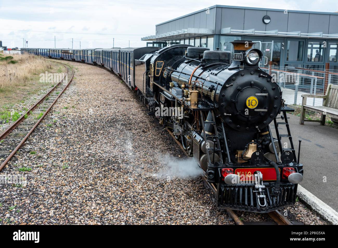Le train à vapeur miniature Romney, Hythe & Dymchurch (RH&DR) arrive à la gare de Dungeness sur les 13 miles de 15 en voie de chemin de fer léger à Kent, en Grande-Bretagne. Banque D'Images