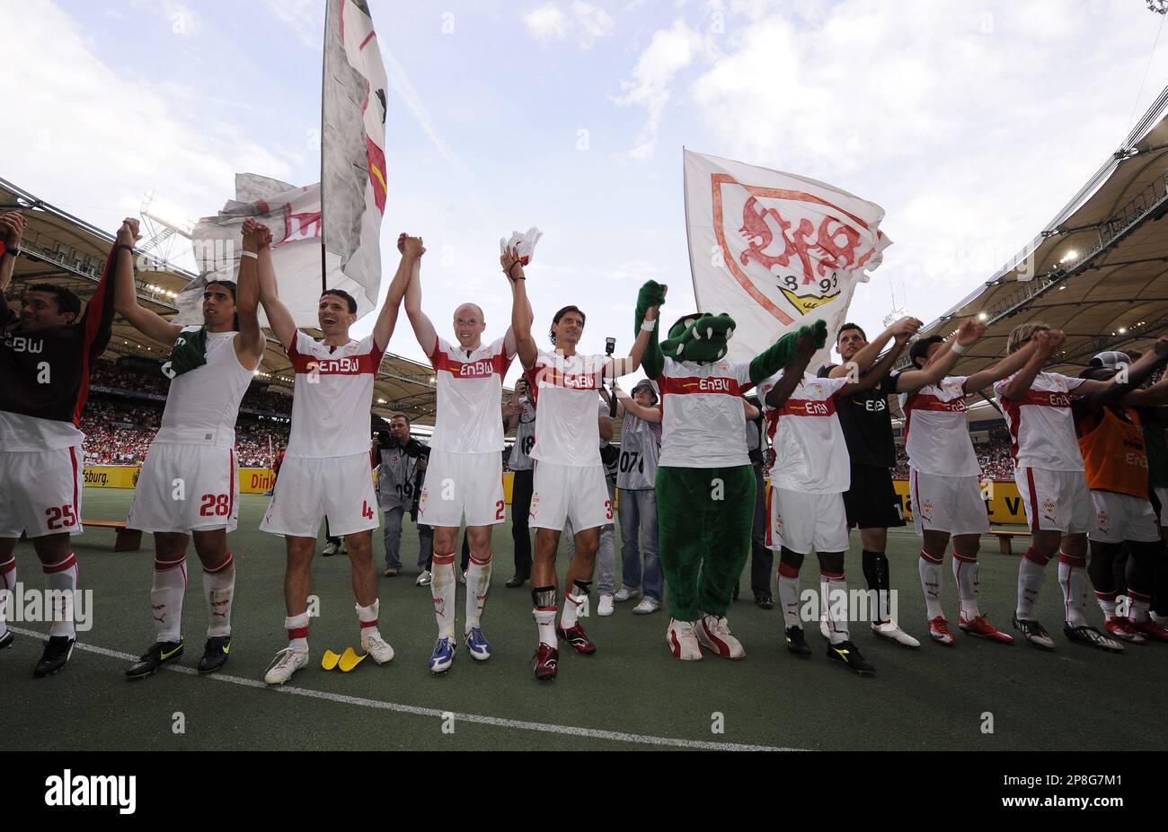 Stuttgart's players celebrate with the fans after the German first division Bundesliga soccer match between VfB Stuttgart and VfL Wolfsburg in Stuttgart, Germany, on Saturday, May 9, 2009. (AP Photo/Daniel Maurer) ** NO MOBILE USE UNTIL 2 HOURS AFTER THE MATCH, WEBSITE USERS ARE OBLIGED TO COMPLY WITH DFL-RESTRICTIONS, SEE INSTRUCTIONS FOR DETAILS ** Banque D'Images