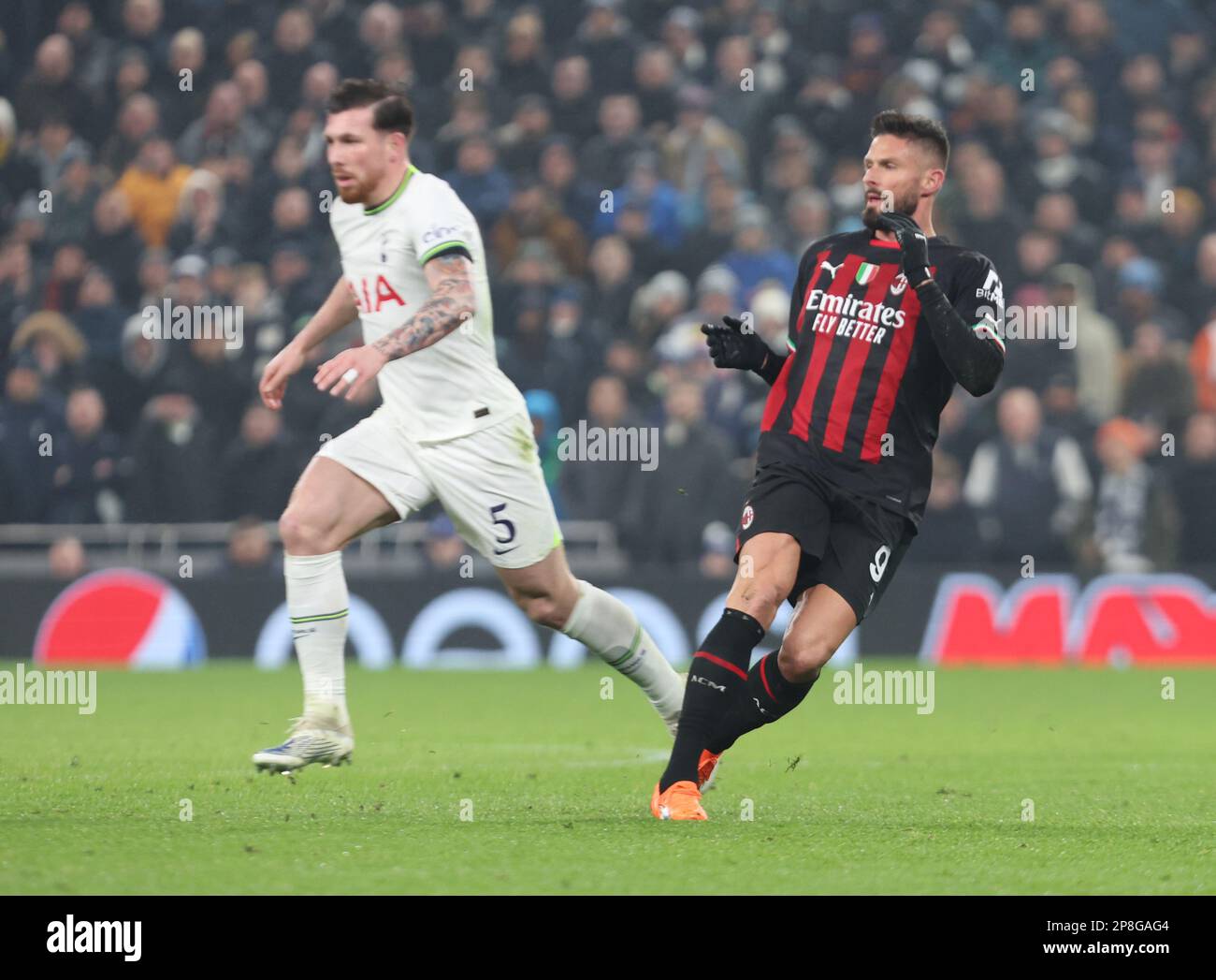 L-R Tottenham Hotspur Pierre-Emile Hojbjerg et Olivier Giroud de l'AC Milan pendant le championnat de l'UEFA Round de 16 - 2nd Leg football match betwee Banque D'Images