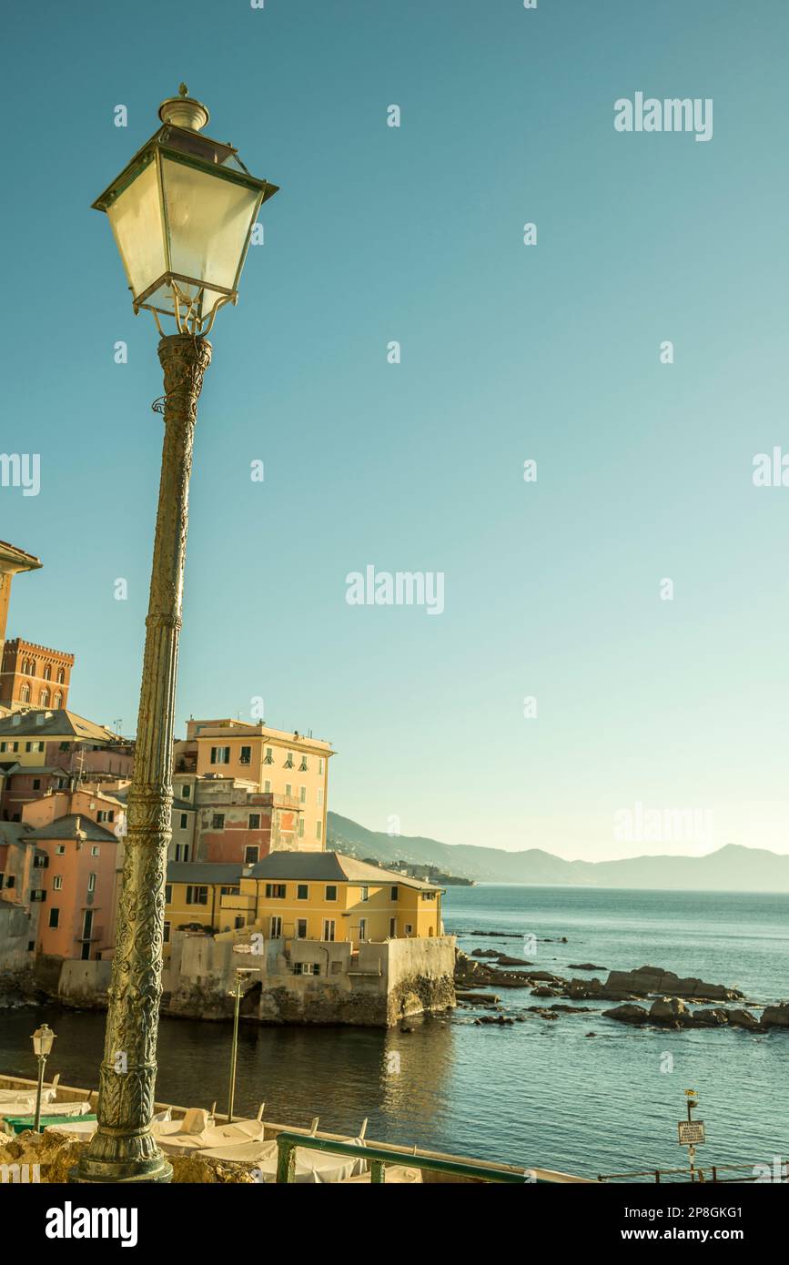 Boccadasse et une lampe de rue en une journée ensoleillée et la mer Méditerranée à Gênes, Ligurie en Italie. Banque D'Images