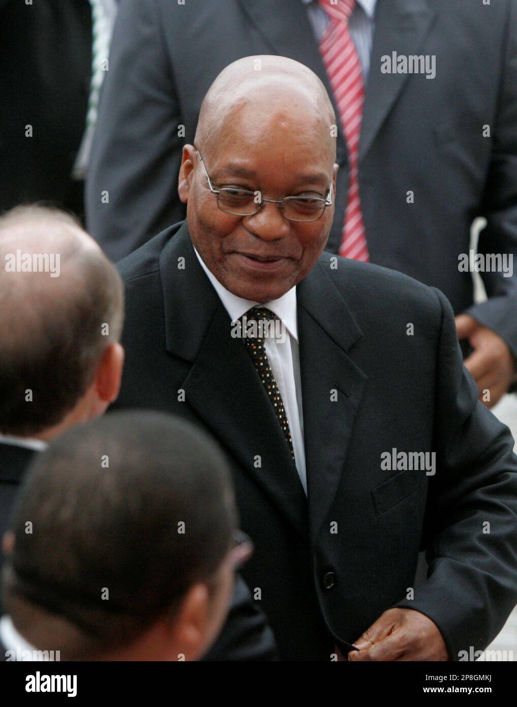 ANC President Jacob Zuma arrives at Parliament for the swearing in of members of Parliament and the president in Cape Town, South Africa, Wednesday, May 6, 2009. South Africa's parliament is meeting to elect Jacob Zuma as the country's president. He is due to be inaugurated Saturday.(AP Photo/Schalk van Zuydam, Pool) Banque D'Images
