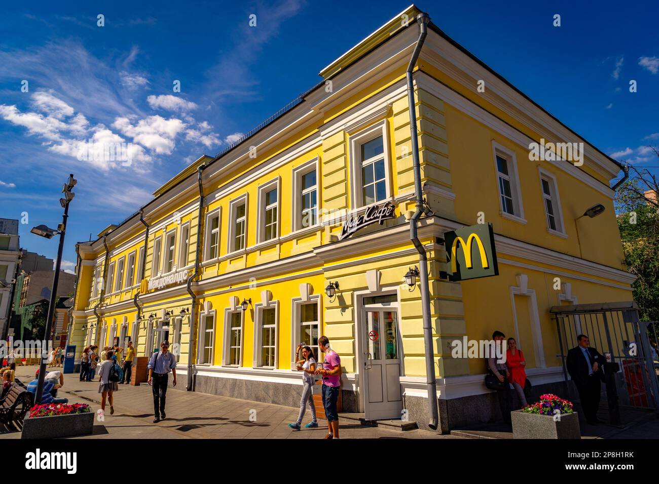 Moscou, Russie - le restaurant McDonald's dans un bâtiment historique Banque D'Images Moscou, Russie - le restaurant McDonald's dans un bâtiment historique Banque D'Images