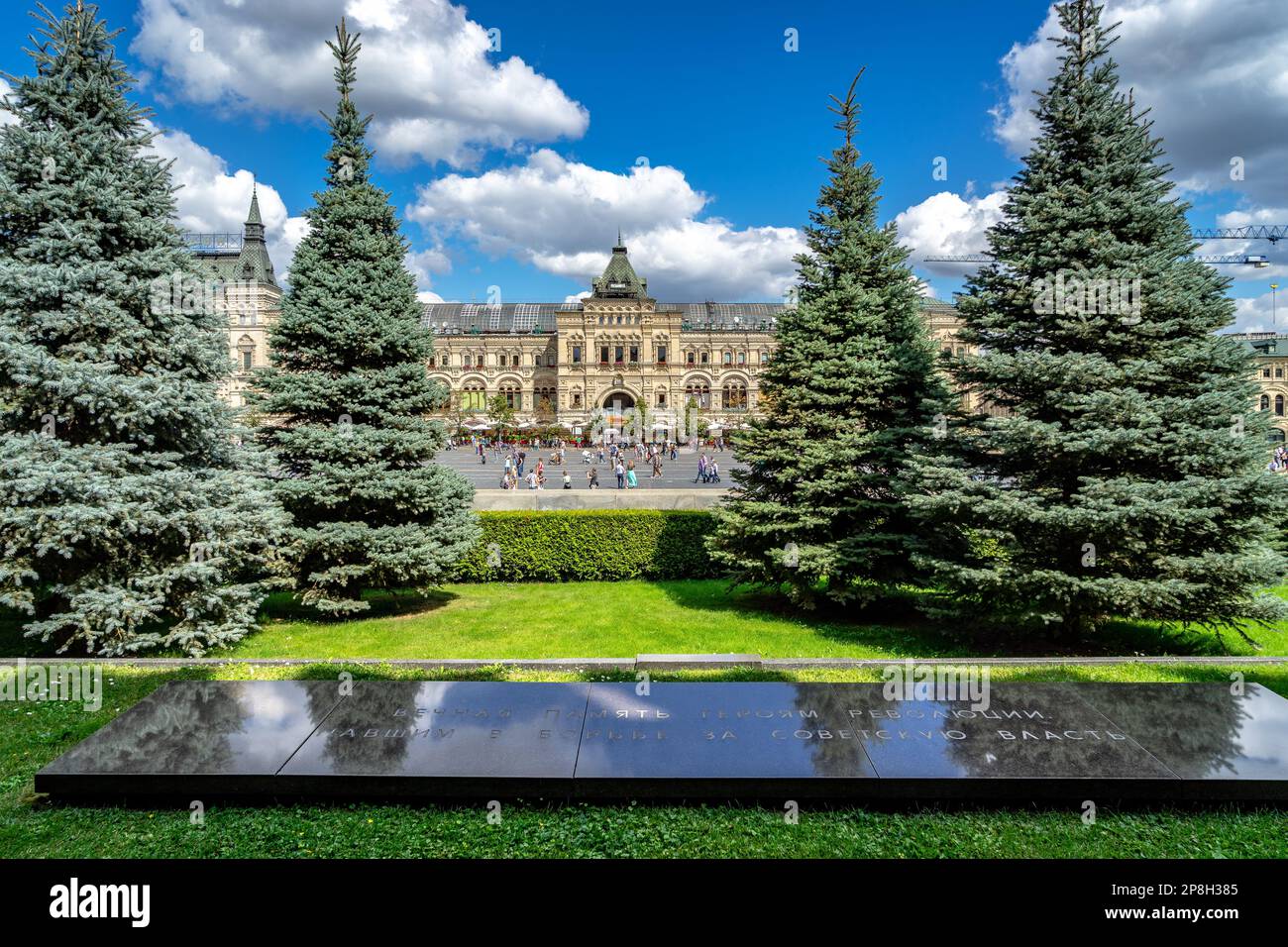 Moscou, Russie - GUM shopping Mall sur la place rouge avec des pins bleus en premier plan Banque D'Images Moscou, Russie - GUM shopping Mall sur la place rouge avec des pins bleus en premier plan Banque D'Images