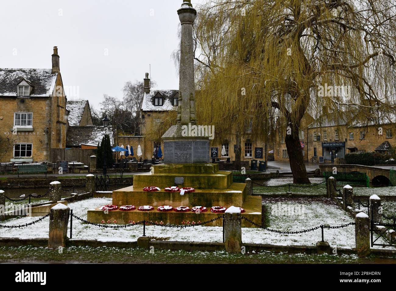 Bourton sur l'eau dans les Cotswolds lors d'une journée enneigée dans les premières semaines de mars 2023 Banque D'Images