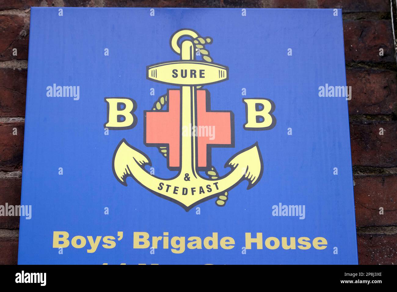 Logo de la brigade des garçons à l'extérieur de la brigade des garçons maison Belfast Irlande du Nord Royaume-Uni Banque D'Images