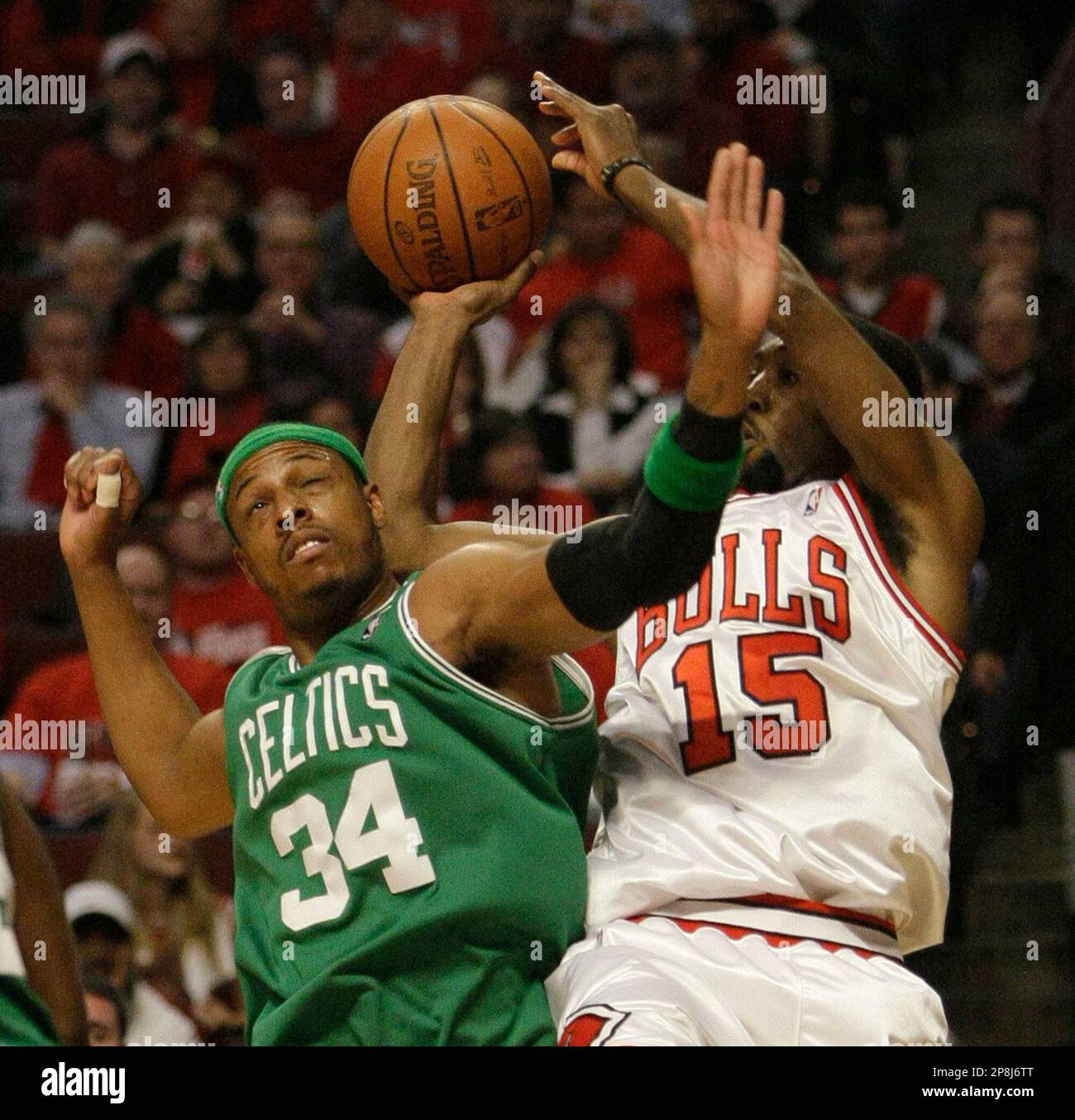 Boston Celitcs' Paul Pierce (34) and Chicago Bulls' John Salmons (15) struggle for a rebound during the first half of a first-round NBA basketball tournament Eastern Conference game in Chicago on Thursday, April 23, 2009. (AP Photo/Charles Rex Arbogast) Banque D'Images