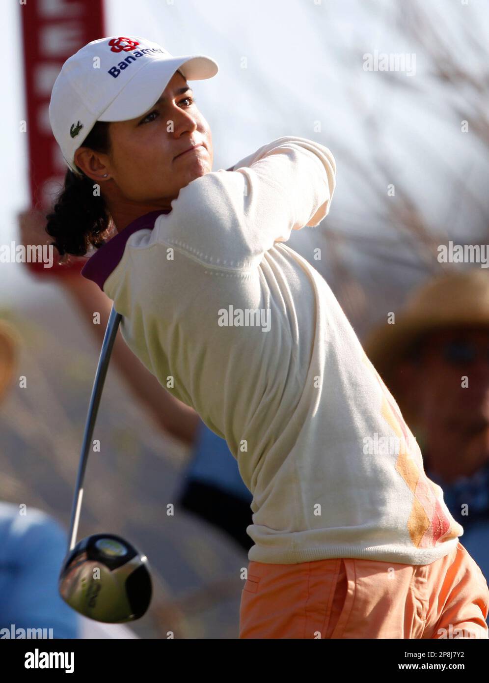 Mexico's Lorena Ochoa watches his tee shot on the 10th hole during the first round of the LPGA Corona Morelia Championship in Morelia, Mexico, Thursday, April 23, 2009. (AP Photo/Claudio Cruz) Banque D'Images