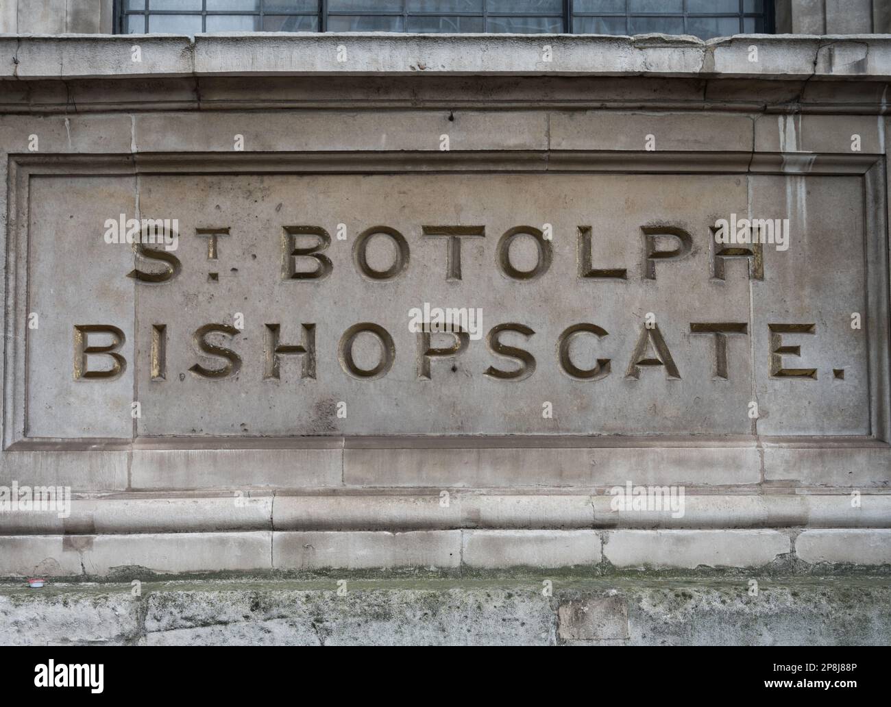 La pierre sculptée portant le nom de St Botolph Bishopsgate se trouve dans le mur avant de l'église St Botolph-Without-Bishopsgate. Londres, Angleterre, Royaume-Uni Banque D'Images