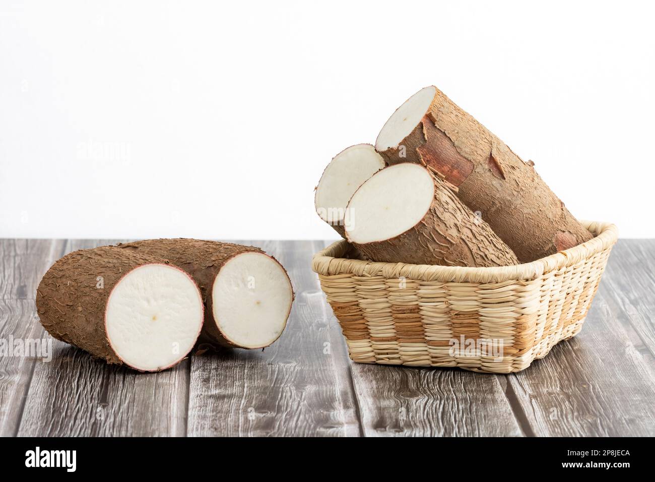 Manihot esculenta - racine de manioc biologique fraîche Banque D'Images