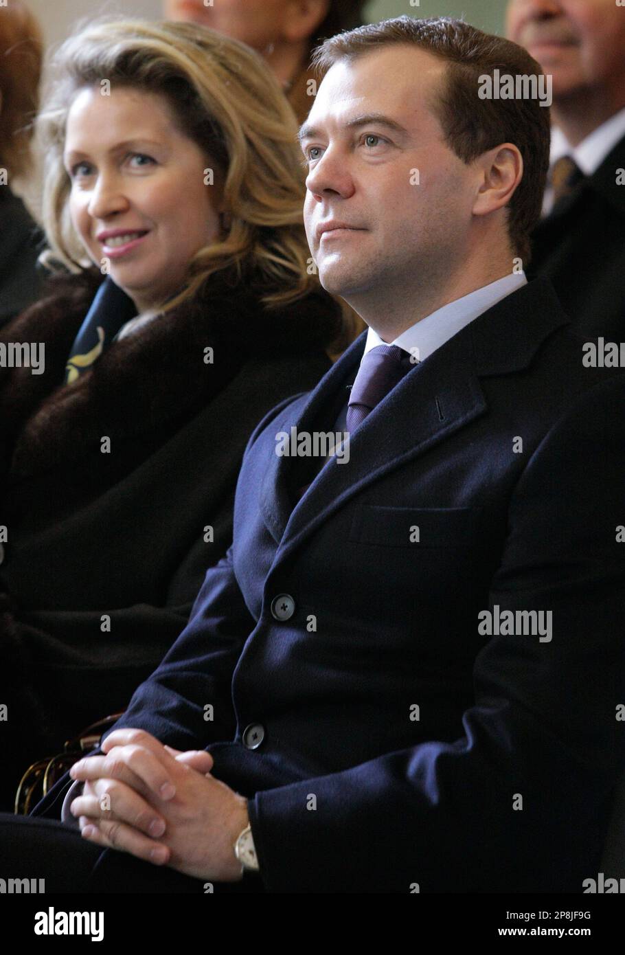 Russia's President Dmitry Medvedev, right, and his wife Svetlana, left, visit the Cathedral in Porvoo, Finland, Tuesday, April 21, 2009. Russian President Dmitry Medvedev ended a two-day state visit to Finland Tuesday in the town of Porvoo, where Czar Alexander I declared Finland an autonomous Grand Duchy of the Russian Empire in 1809. (AP Photo/RIA-Novosti, Vladimir Rodionov, Presidential Press Service) Banque D'Images