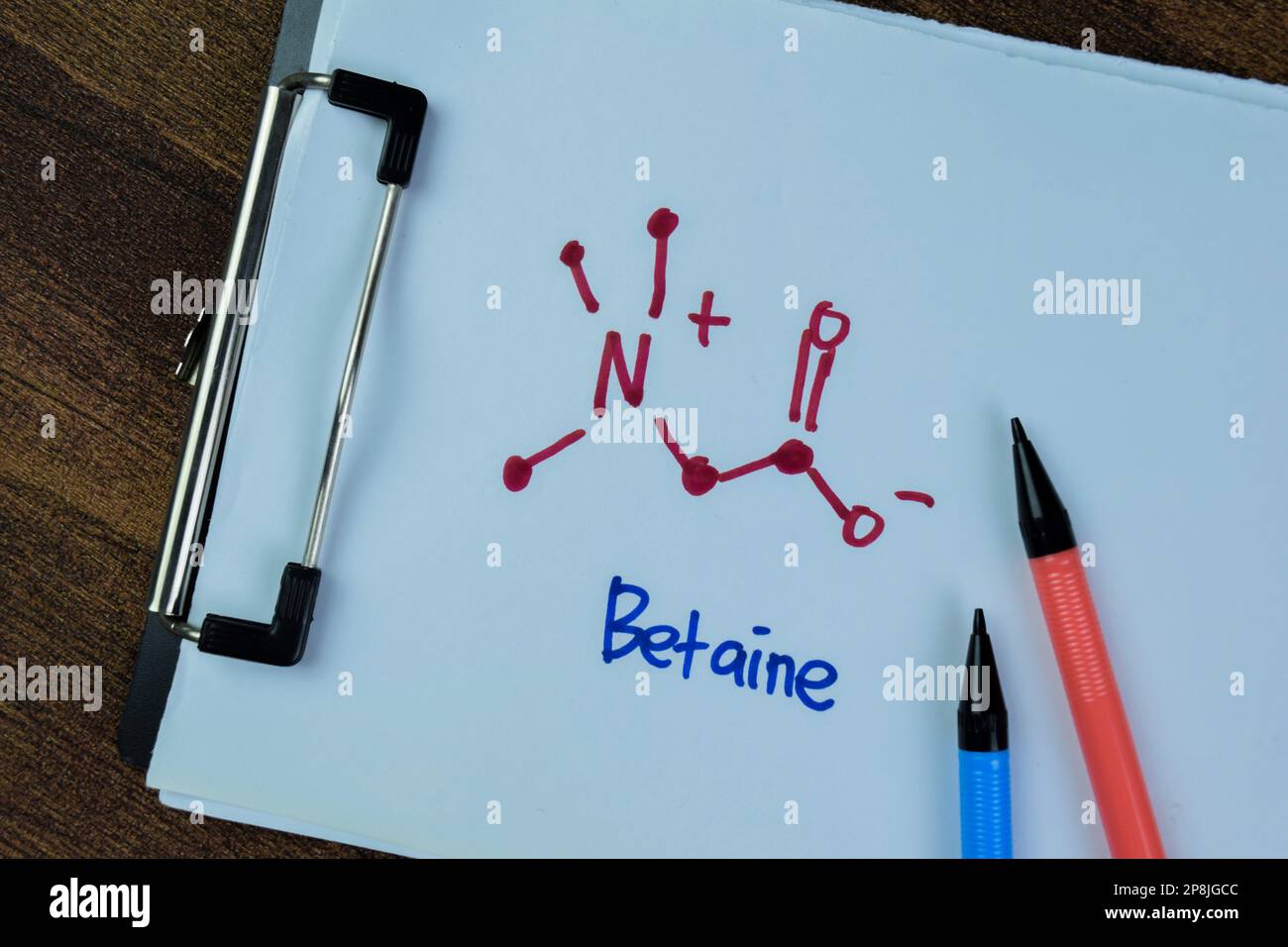 Concept de la molécule de Betaine écrire sur la paperasse, la formule chimique structurale isolée sur la table en bois. Banque D'Images