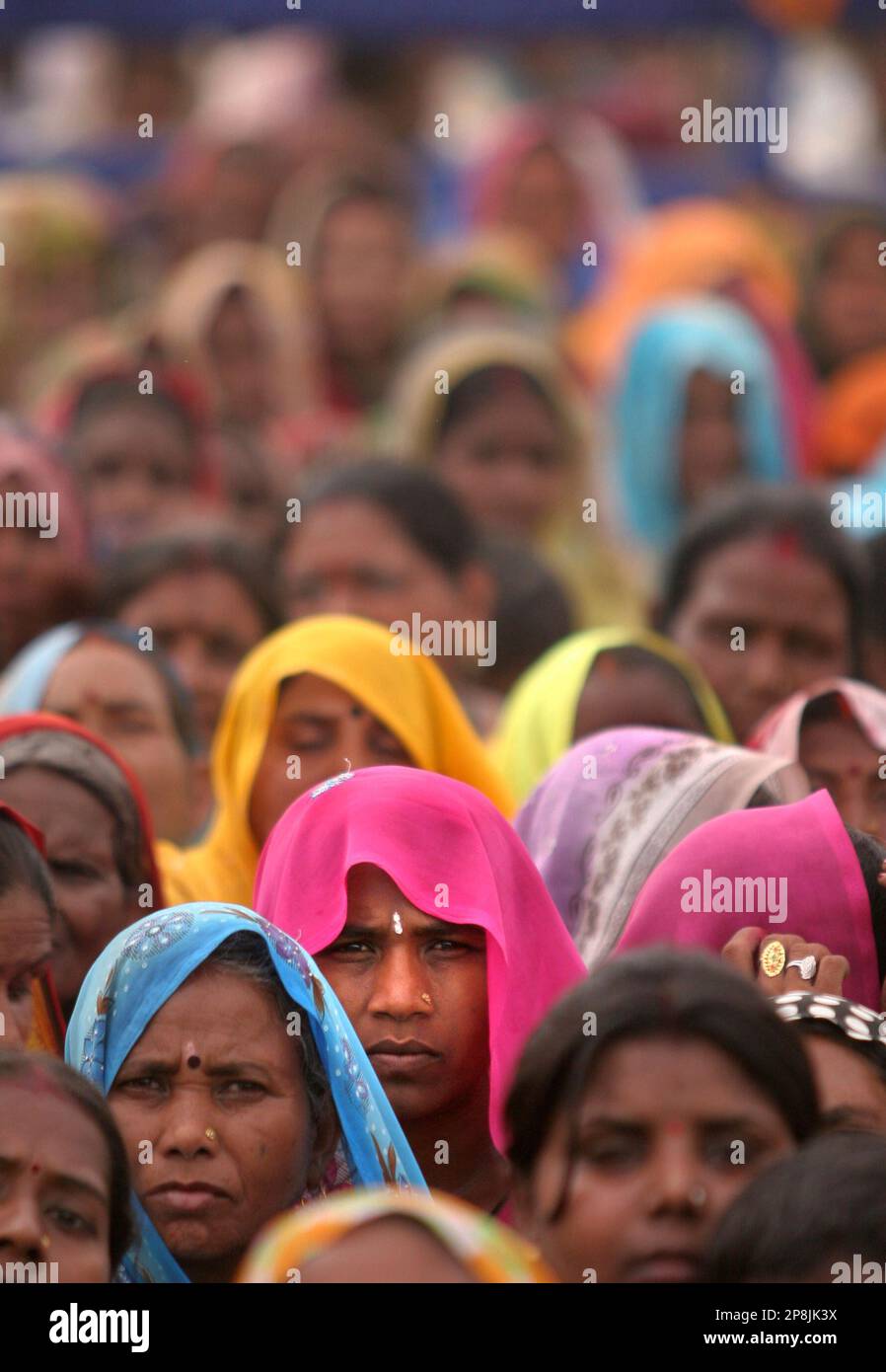 Bahujan Samaj Party supporters listen to party president Mayawati, who goes by one name, at an election rally in Allahabad, India, Monday, April 20, 2009. India's national elections, which began Thursday, will take place in five phases until May 13. (AP Photo/Rajesh Kumar Singh) Banque D'Images
