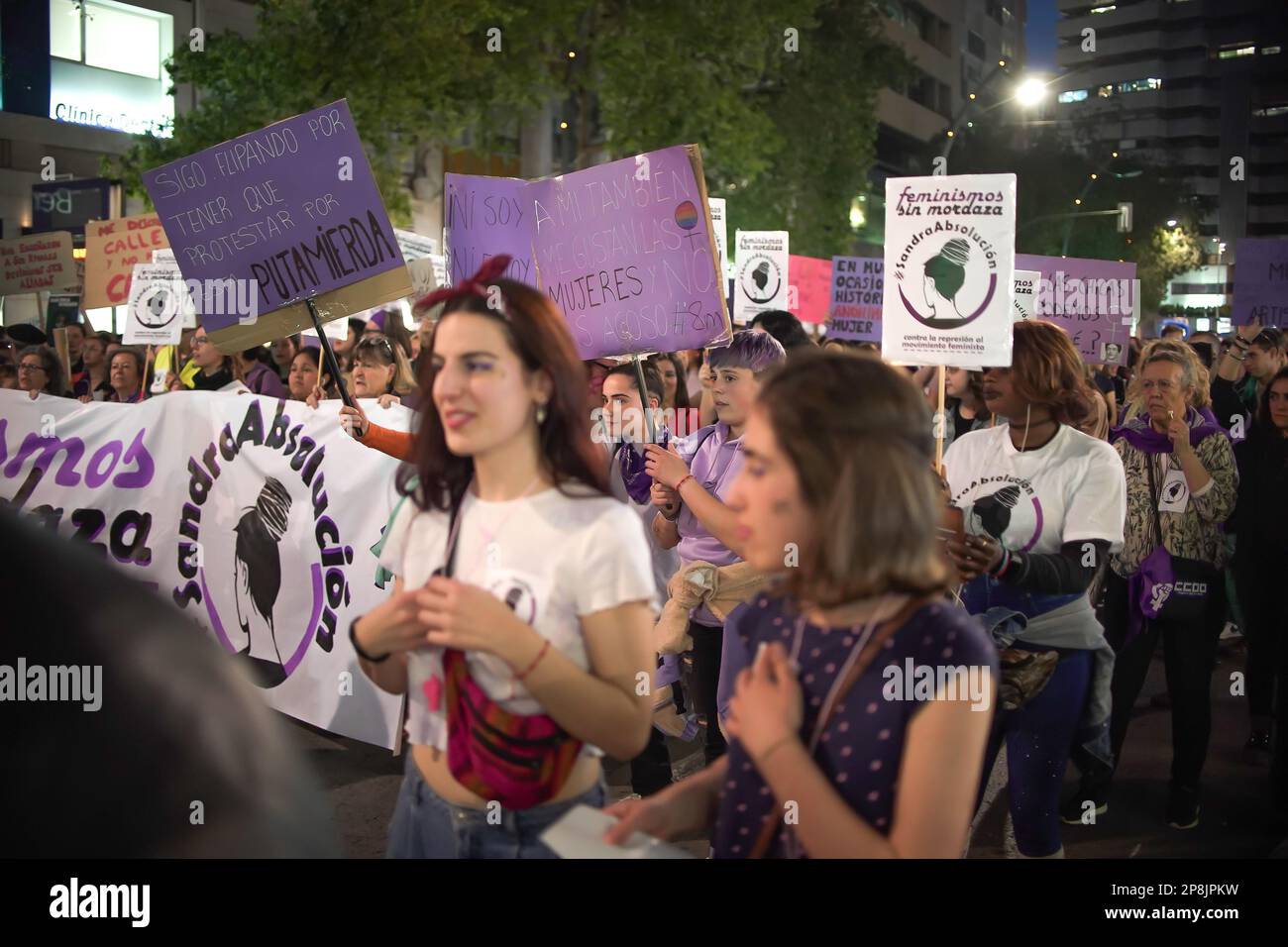 Murcie Espagne - 8 mars 2023: Manifestation de la Journée des femmes, défilé dans la rue Gran via de Murcie où beaucoup de femmes demandent l'égalité et la liberté Banque D'Images