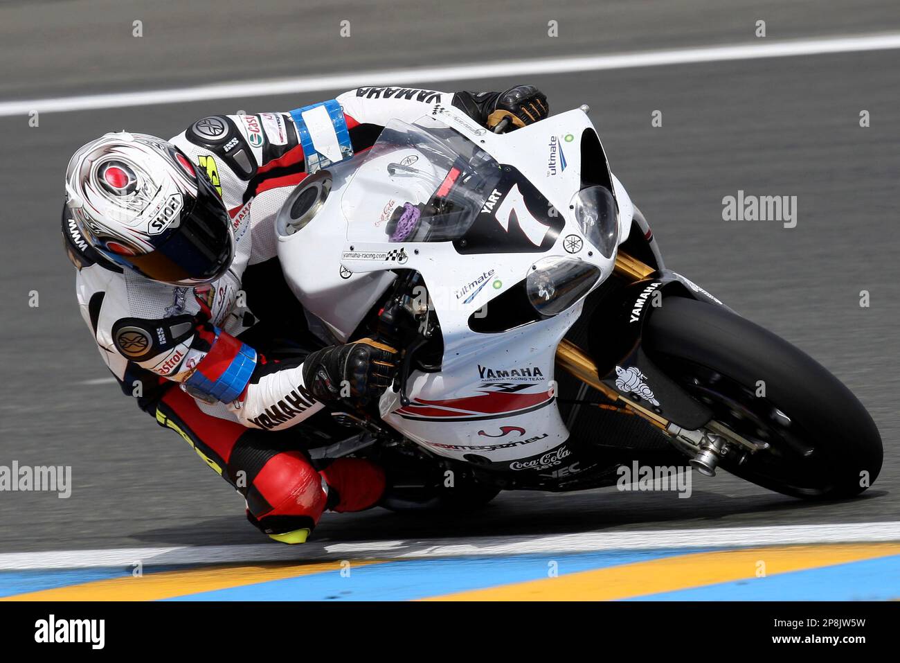 A member of the number 7 Yamaha Austria RT team ridden by Igor Jerman of Slovakia, Steve Martin of Austria and Gwen Giabbani of France competes during the 32nd 24-hour Le Mans motorcycling race, at Le Mans race track, western France, Saturday, April 18, 2009. (AP Photo/David Vincent) Banque D'Images