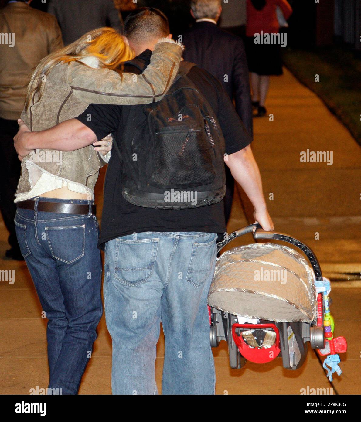 Shane Murphy a crew member of the merchant vessel Maersk Alabama, which was attacked by Somali pirates, is greeted by his wife Serena as he arrives at Andrews Air Force Base, Md., early Thursday, April 16, 2009. (AP Photo/Alex Brandon) Banque D'Images