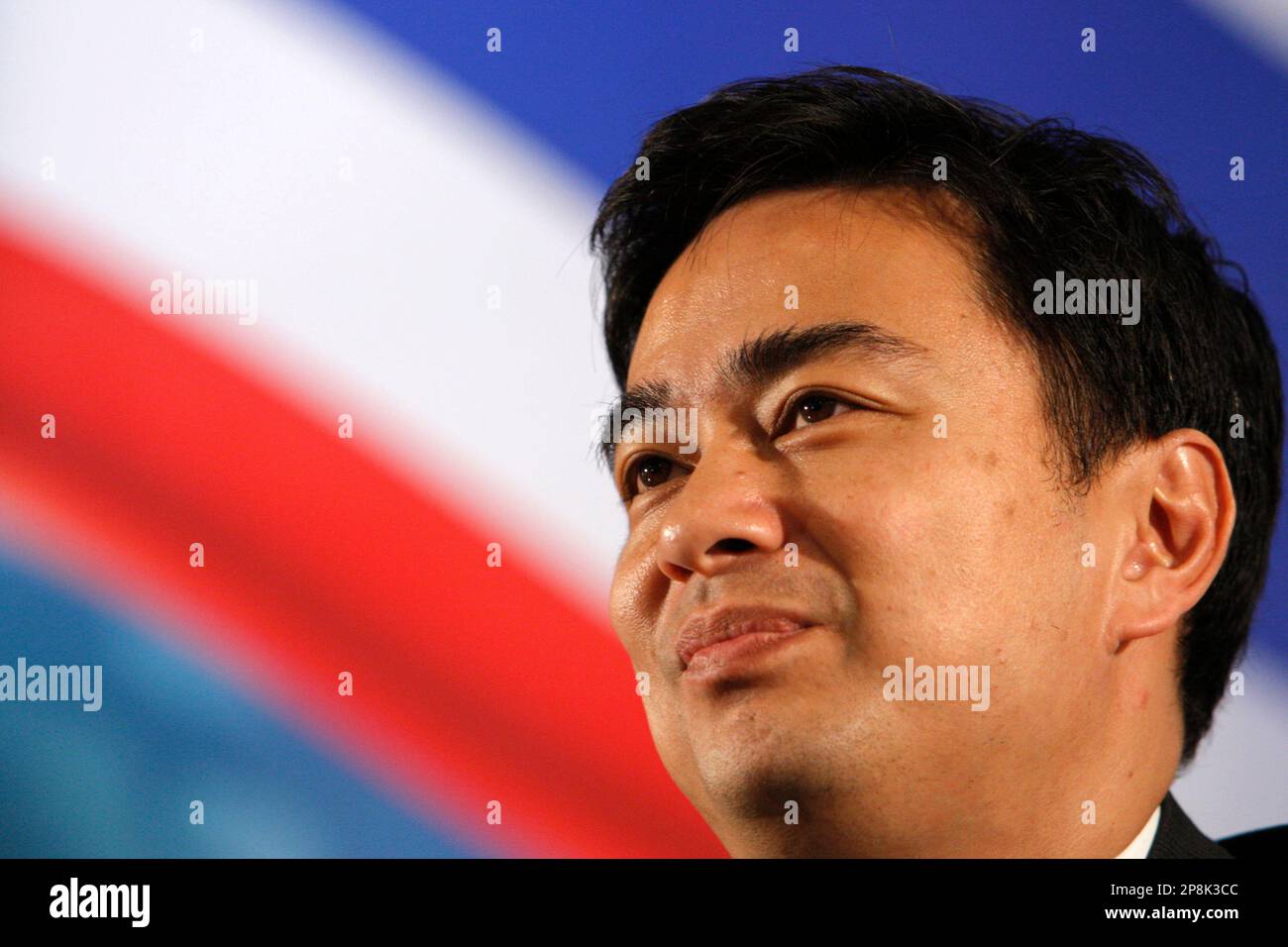 Thailand's Prime Minister Abhisit Vejjajiva smiles during a press conference at his office in Bangkok, Thailand, Thursday, April 16, 2009. Thailand's fugitive former leader Thaksin Shinawatra now has a Nicaraguan passport, complicating efforts to extradite him, as Thai authorities pressed ahead Thursday with a search for his supporters accused of leading violent riots in Bangkok. (AP Photo/Vincent Thian) Banque D'Images