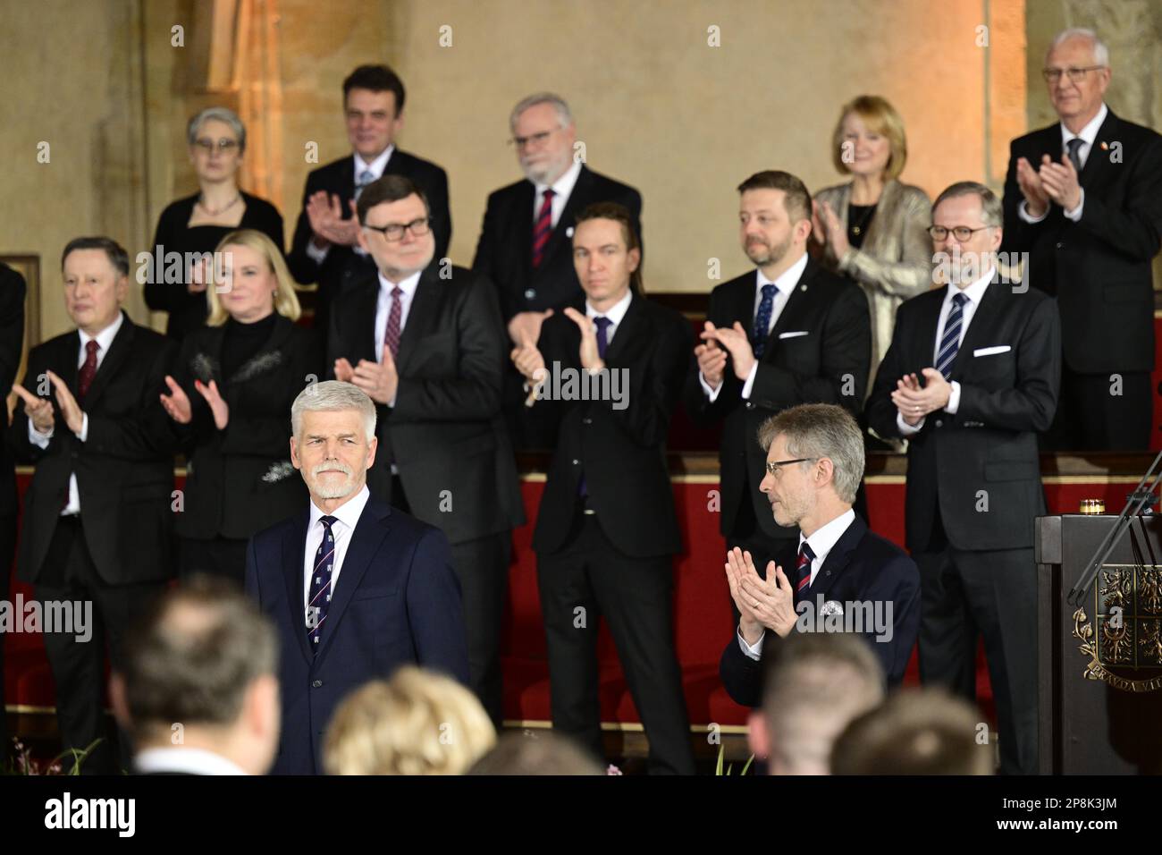 Prague, République tchèque. 09th mars 2023. Une session conjointe des deux chambres du Parlement de la République tchèque dans la salle Vladislav du Château de Prague, au cours de laquelle le Président nouvellement élu Petr Pavel prêtera serment le 9 mars 2023. Sur la photo, le président nouvellement élu Petr Pavel, à gauche, a prêté le serment du Président du Sénat Milos Vystrcil (ODS). Crédit : Roman Vondrous/CTK photo/Alay Live News Banque D'Images