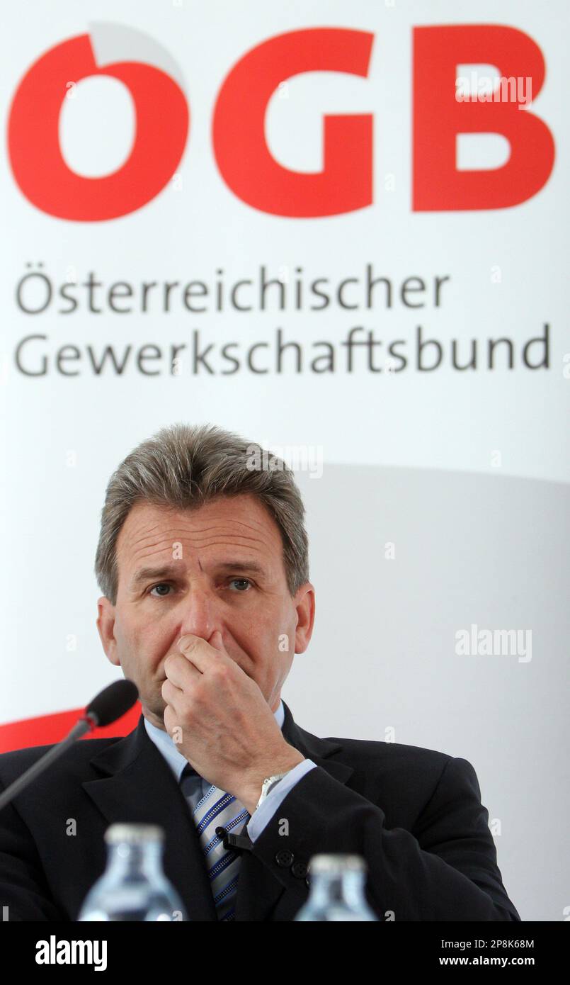 Erich Foglar president of the Austrian trade union, OEGB, speaks during a press conference in Vienna, Austria, on Wednesday, April 15, 2009. (AP Photo/Ronald Zak) Banque D'Images