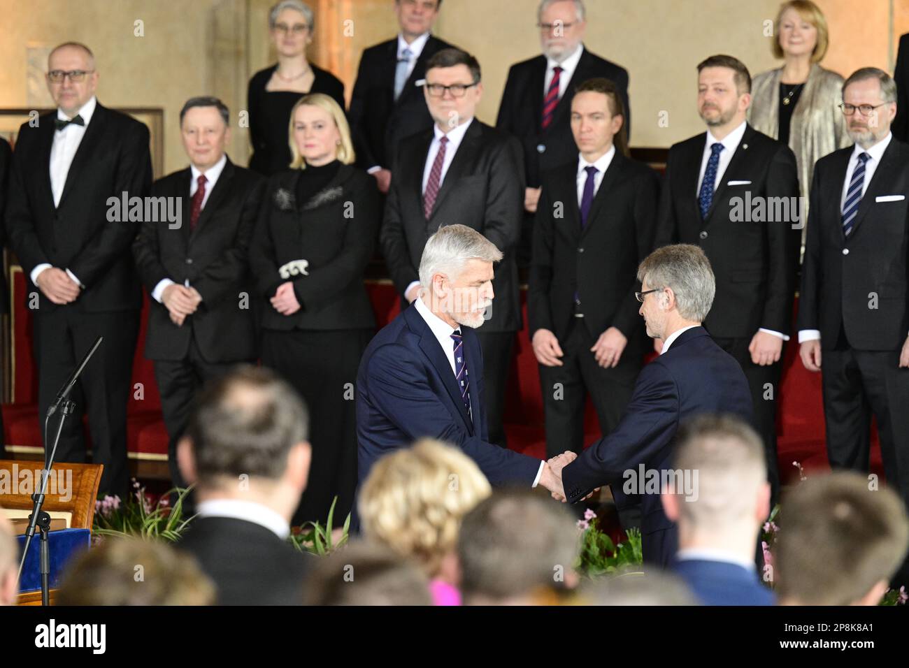 Prague, République tchèque. 09th mars 2023. Une session conjointe des deux chambres du Parlement de la République tchèque dans la salle Vladislav du Château de Prague, au cours de laquelle le Président nouvellement élu Petr Pavel prêtera serment le 9 mars 2023. Sur la photo, le président nouvellement élu Petr Pavel, à gauche, a prêté le serment du Président du Sénat Milos Vystrcil (ODS). Crédit : Roman Vondrous/CTK photo/Alay Live News Banque D'Images