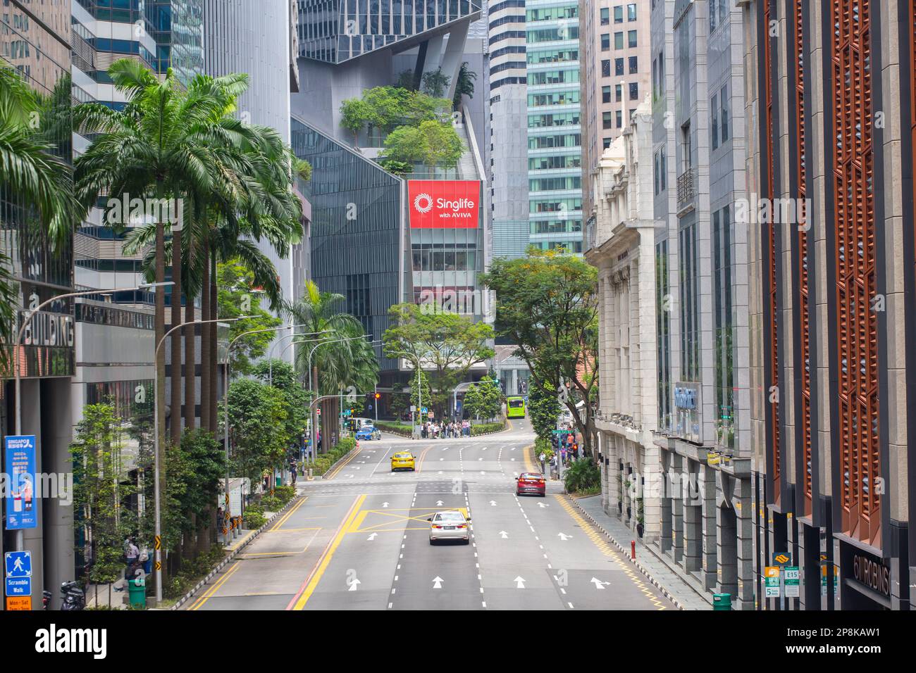 Vue sur la rue élevée dans le quartier central des affaires de Singapour avec des immeubles de bureaux et des gratte-ciel construits étroitement, route presque vide. Banque D'Images