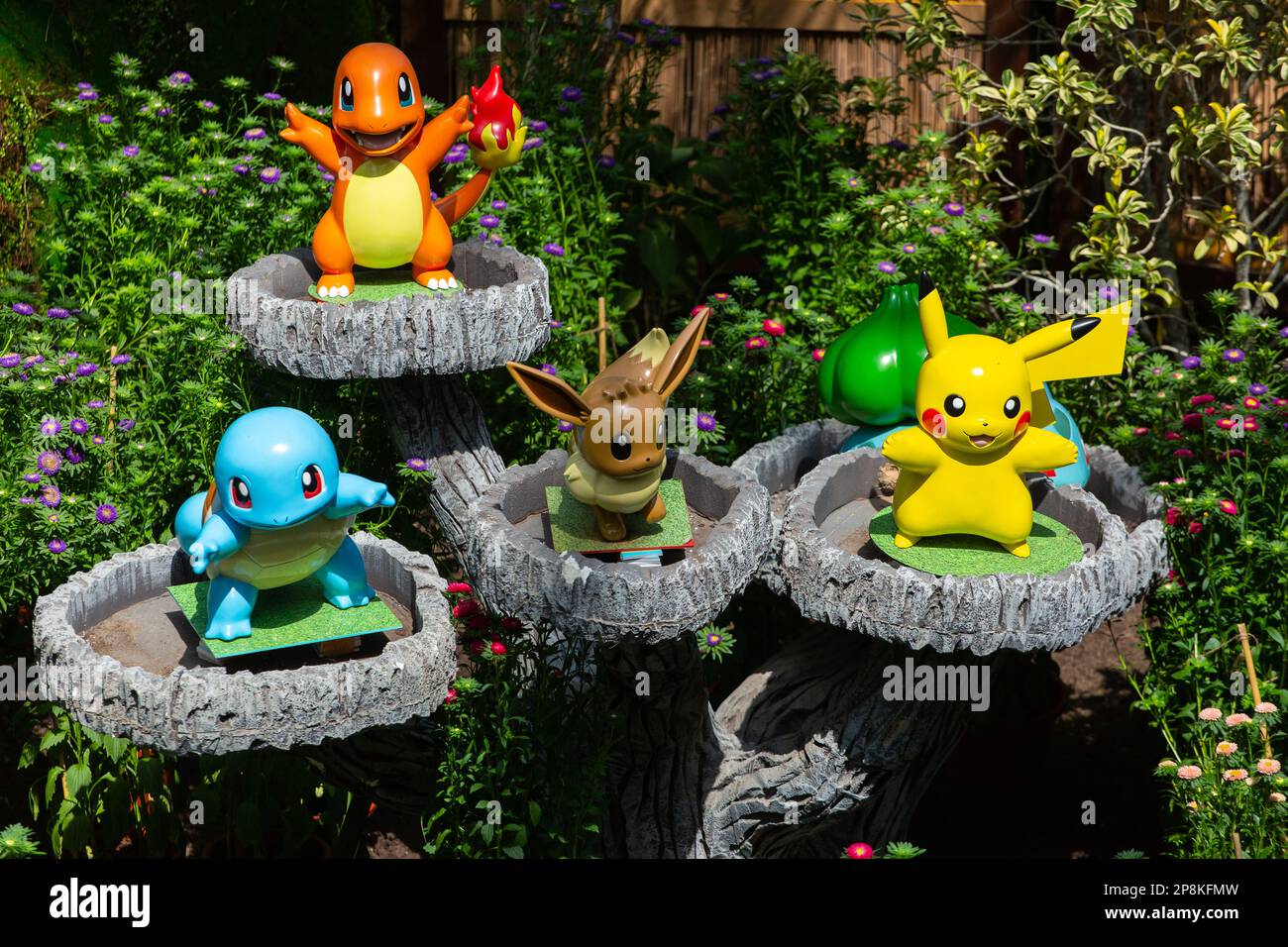 Les personnages de figurines Pokémon sont posés à l'intérieur du Dôme des fleurs à Gardens by the Bay, Singapour. Une attraction touristique populaire avec un thème différent. Banque D'Images