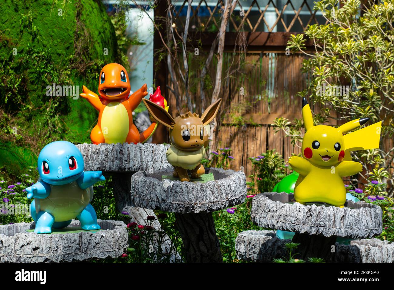 Les personnages de figurines Pokémon sont posés à l'intérieur du Dôme des fleurs à Gardens by the Bay, Singapour. Une attraction touristique populaire avec un thème différent. Banque D'Images