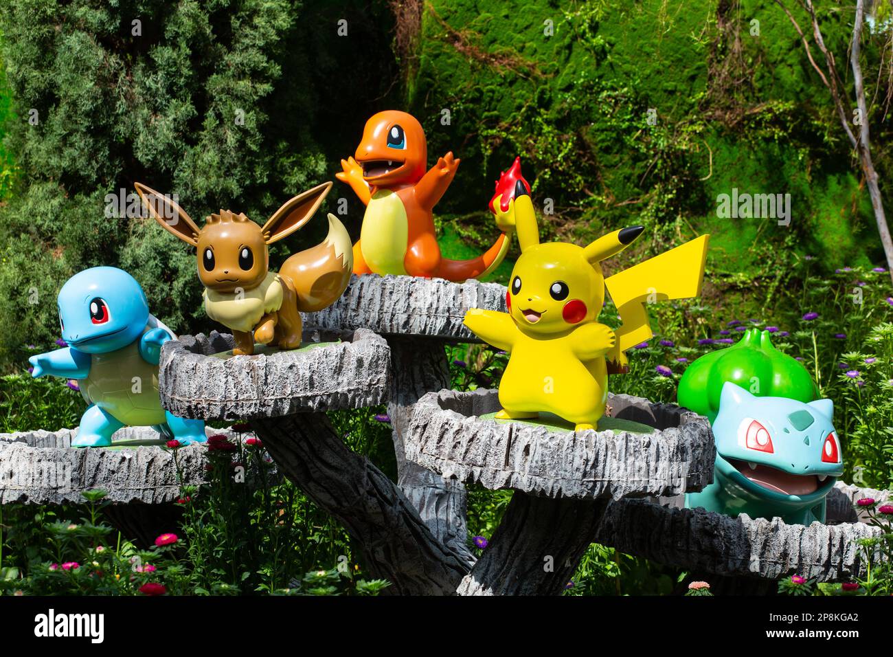 Les personnages de figurines Pokémon sont posés à l'intérieur du Dôme des fleurs à Gardens by the Bay, Singapour. Une attraction touristique populaire avec un thème différent. Banque D'Images