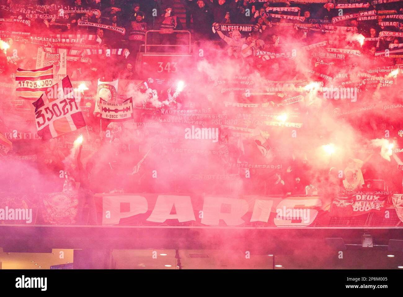Fans PSG dans le huitième match de finale FC BAYERN MUENCHEN - PARIS SG 2-0 de football UEFA Champions League, match de la saison 2022/2023 à Paris, 08 mars 2023. Achtelfinale, FCB, Munich, PSG © Peter Schatz / Alamy Live News Banque D'Images