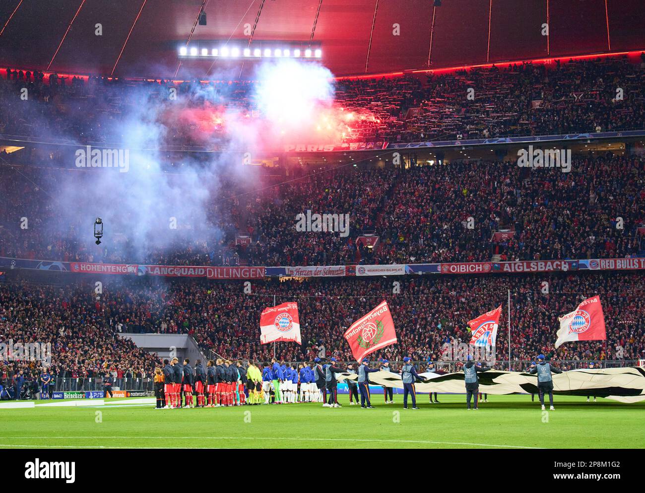 Fans PSG dans le huitième match de finale FC BAYERN MUENCHEN - PARIS SG 2-0 de football UEFA Champions League, match de la saison 2022/2023 à Paris, 08 mars 2023. Achtelfinale, FCB, Munich, PSG © Peter Schatz / Alamy Live News Banque D'Images