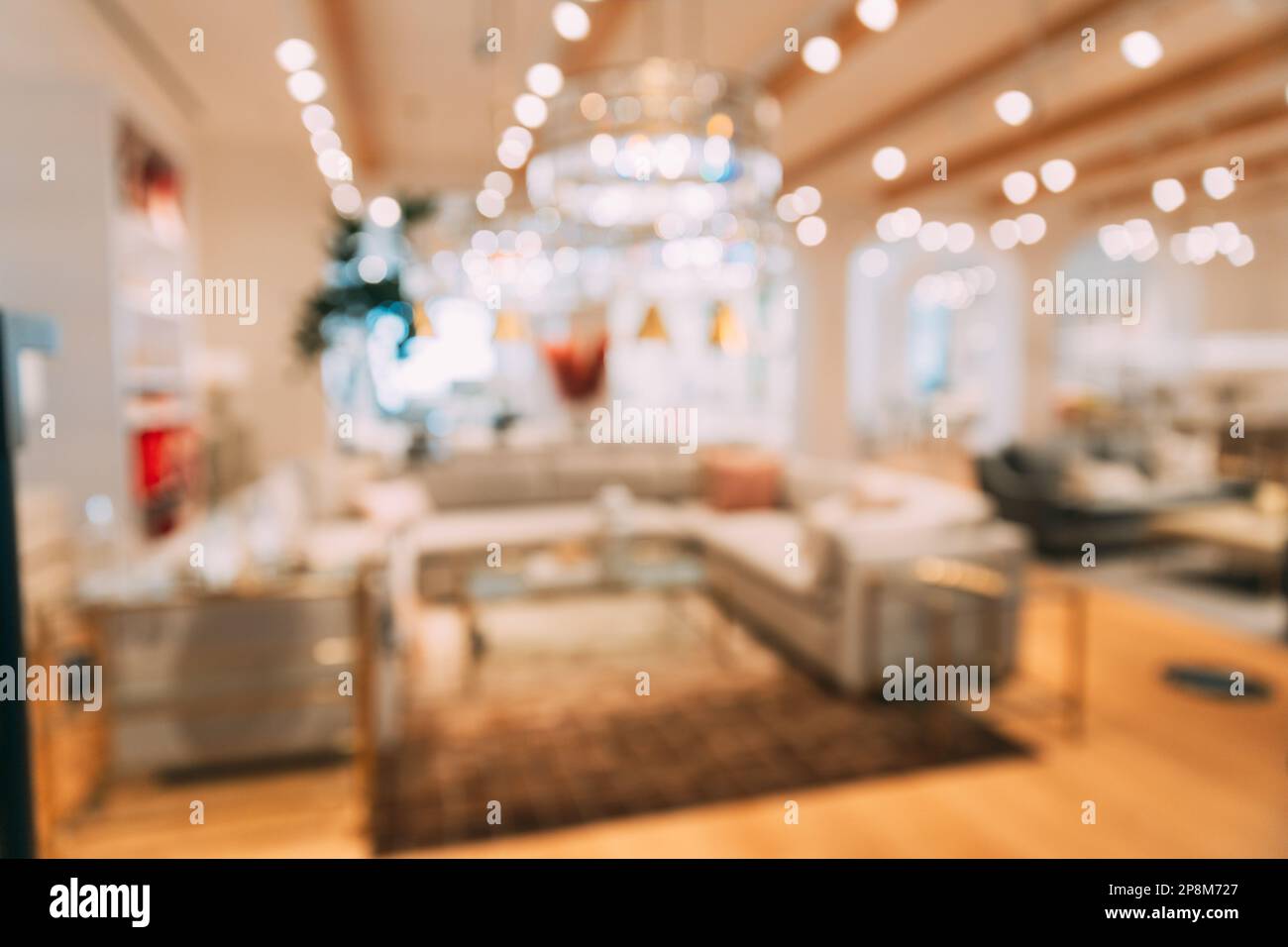 Accessoires pour la maison et produits ménagers dans le magasin du centre commercial. Vue des accessoires pour la maison pour le salon dans la boutique de mode. Canapé avec Banque D'Images