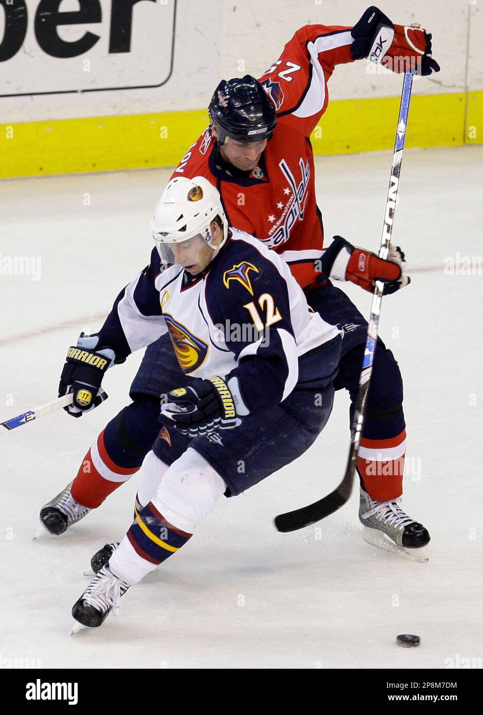 Atlanta Thrashers' Todd White, left, goes for the puck against Washington Capitals' Viktor Kozlov, from Russia, in the second period of an NHL hockey game in Washington Sunday, April 5, 2009.(AP Photo/Alex Brandon) Banque D'Images