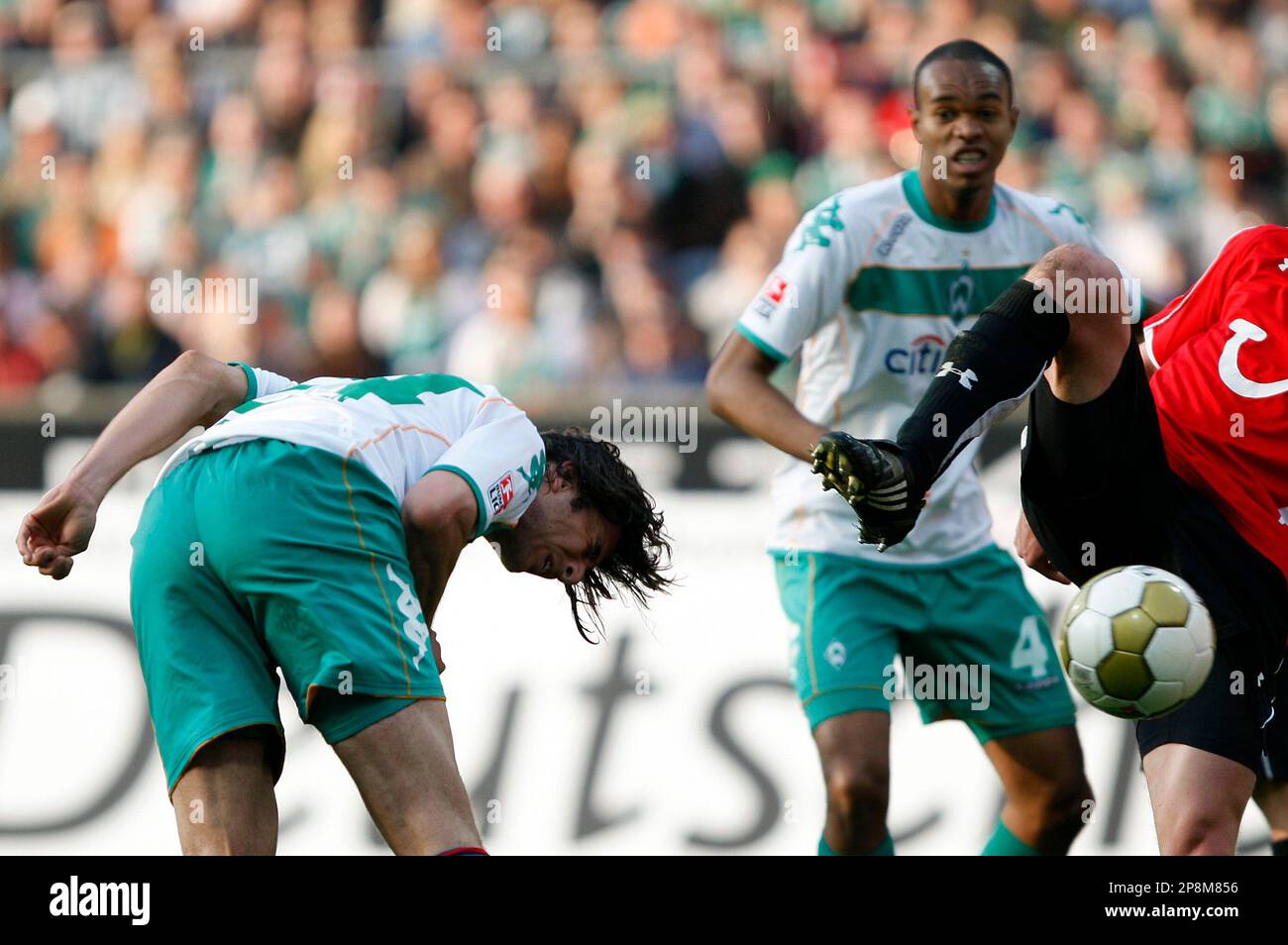 Bremen's Claudio Pizarro scores his side's 3rd goal during the German first division Bundesliga soccer match between Werder Bremen and Hanover 96 in Bremen, Germany, Sunday, April 5, 2009. (AP Photo/Axel Heimken) *Eds note: German spelling of Hanover is Hannover. ** NO MOBILE USE UNTIL 2 HOURS AFTER THE MATCH, WEBSITE USERS ARE OBLIGED TO COMPLY WITH DFL-RESTRICTIONS, SEE INSTRUCTIONS FOR DETAILS ** Banque D'Images