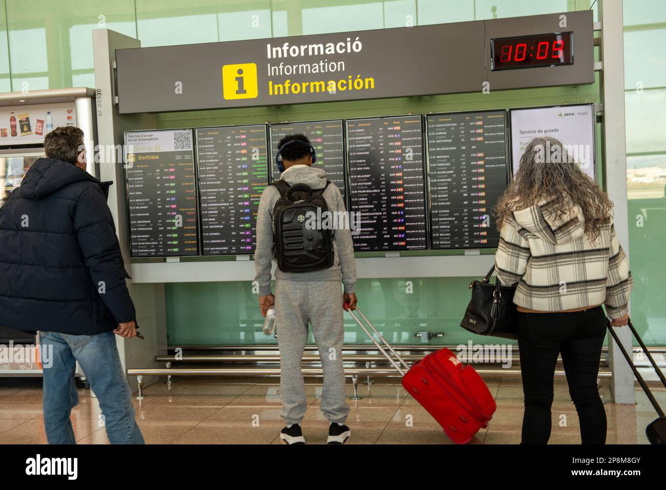 Barcelone,Espagne- 24 février,2023:les passagers regardent un panneau de départ pour vérifier leurs vols. Banque D'Images